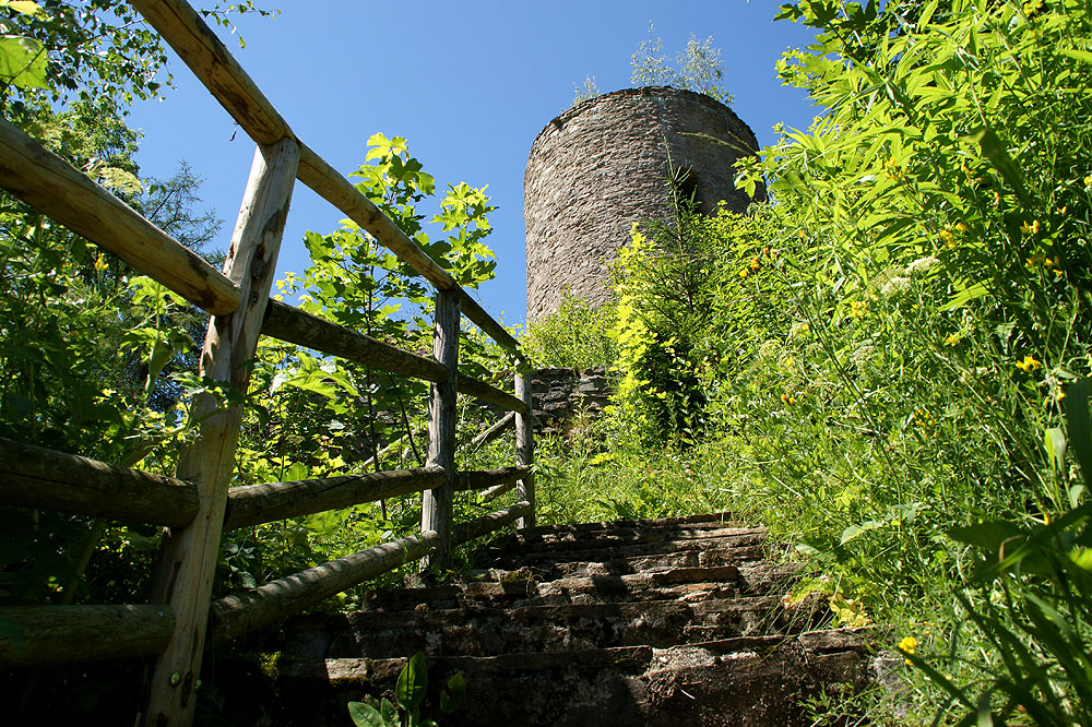 Blick auf Turm der Burgruine Lauterstein