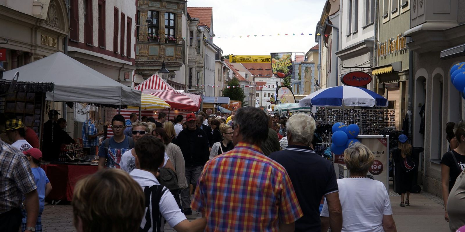 SchÃ¶n geschmÃ¼ckte StraÃen zum Bergstadtfest in Freiberg