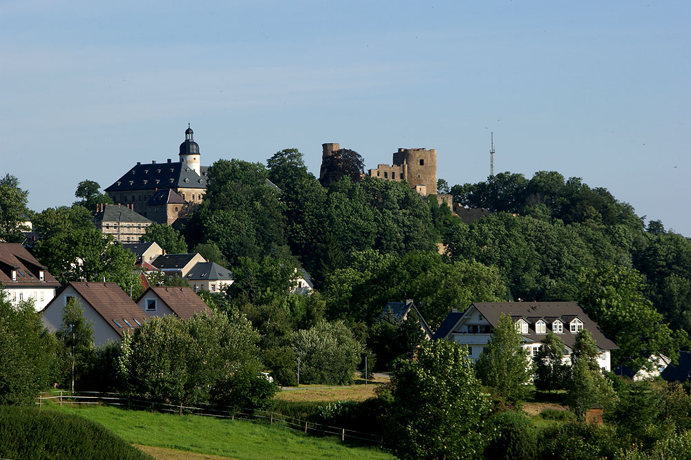Blick auf Schloss und Burgruine Frauenstein