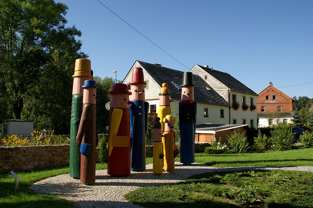 gedrechselte Riesenfiguren in Neuhausen
