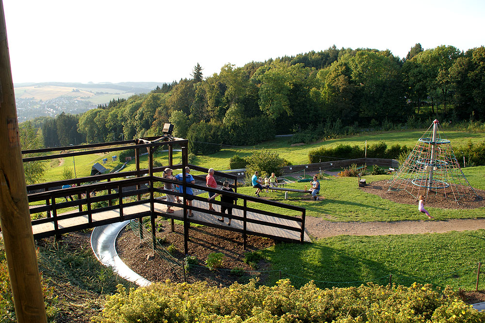 Blick auf Spielplatz und Sommerrodelbahn