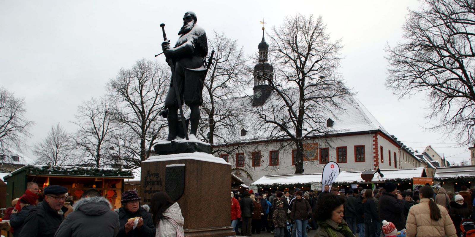 Weihnachtsmarkt um das Denkmal von Herzog Heinrich