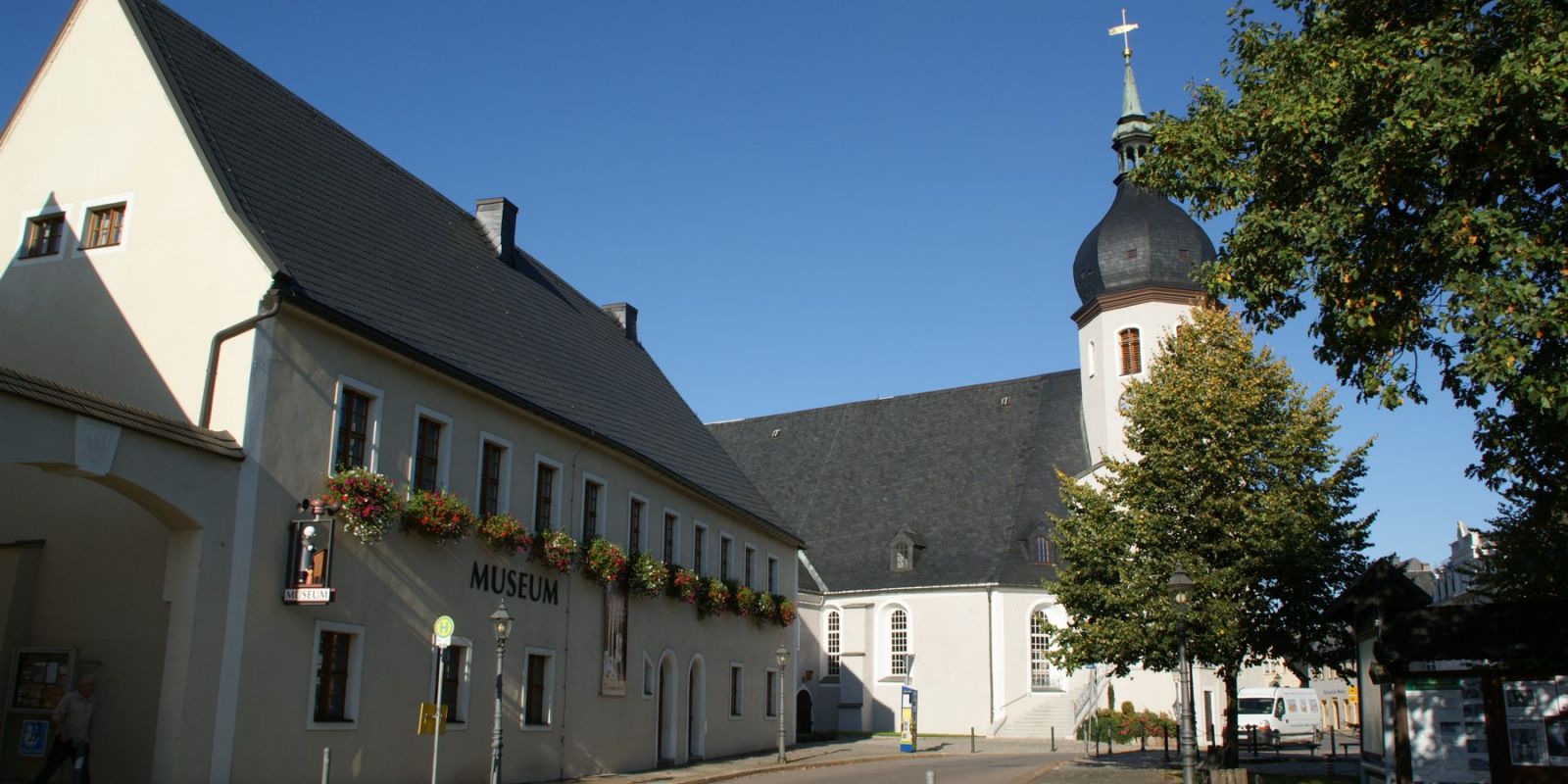 Blick zur Kirche und auf das Heimatmuseum