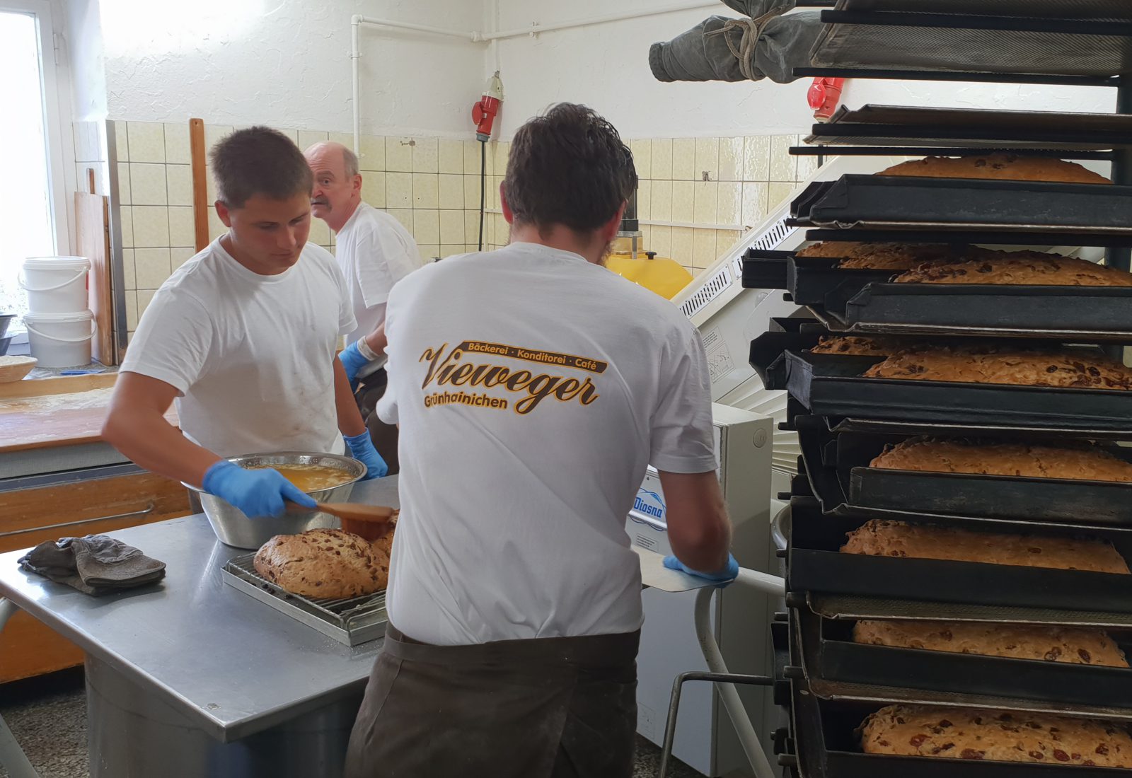 Bäckerei Vieweger bei der Stollenproduktion Bäckerei Vieweger bei der Stollenproduktion