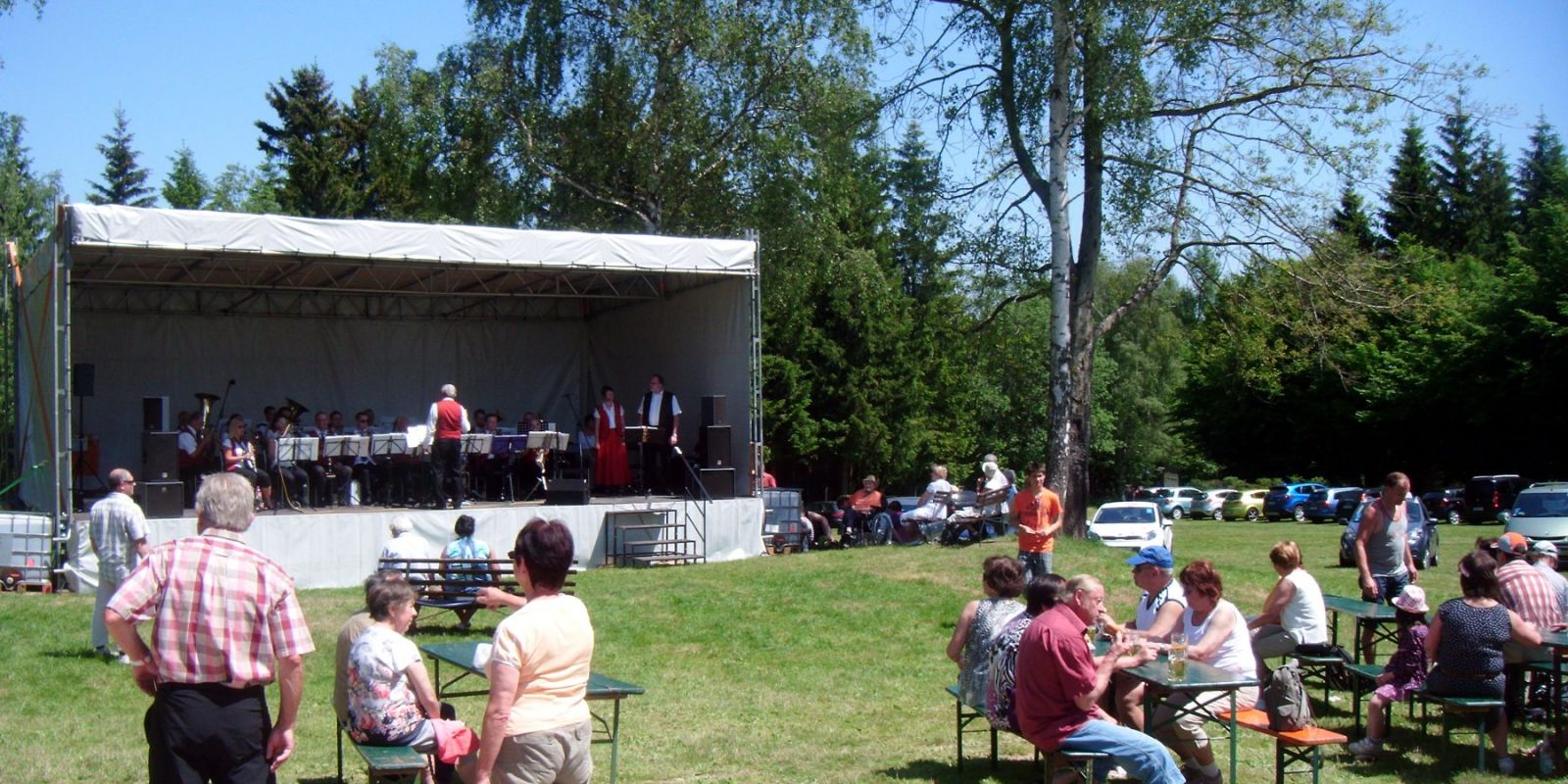 Blick zur BÃ¼hne und Umgebung zum Pfingsfest in Pobershau