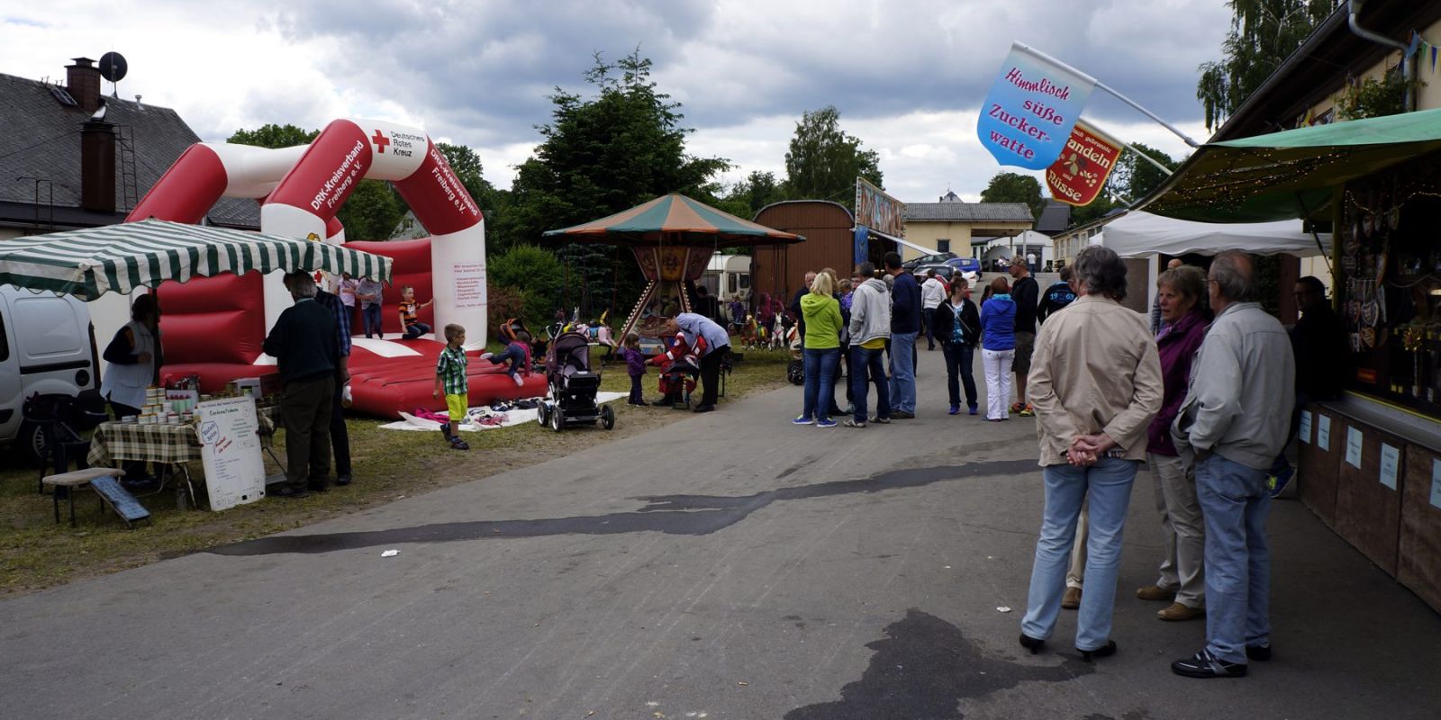 Flaniermeile und HÃ¼pfburg zum VogelschieÃen in Friedebach