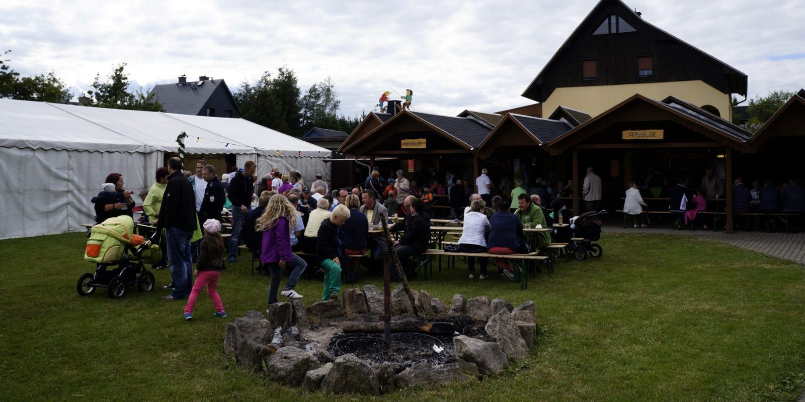 Festzelt und Sitzecke mit Imbissständen beim Sommerfest Deutscheinsiedel