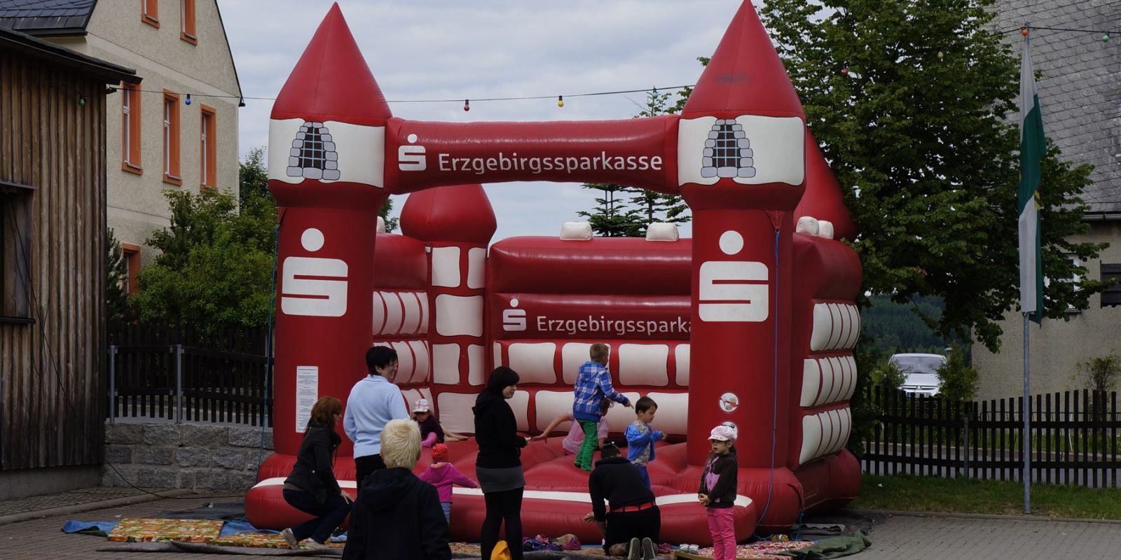 Hüpfburg für die Kinder beim Sommerfest Deutscheinsiedel Hüpfburg für die Kinder beim Sommerfest Deutscheinsiedel