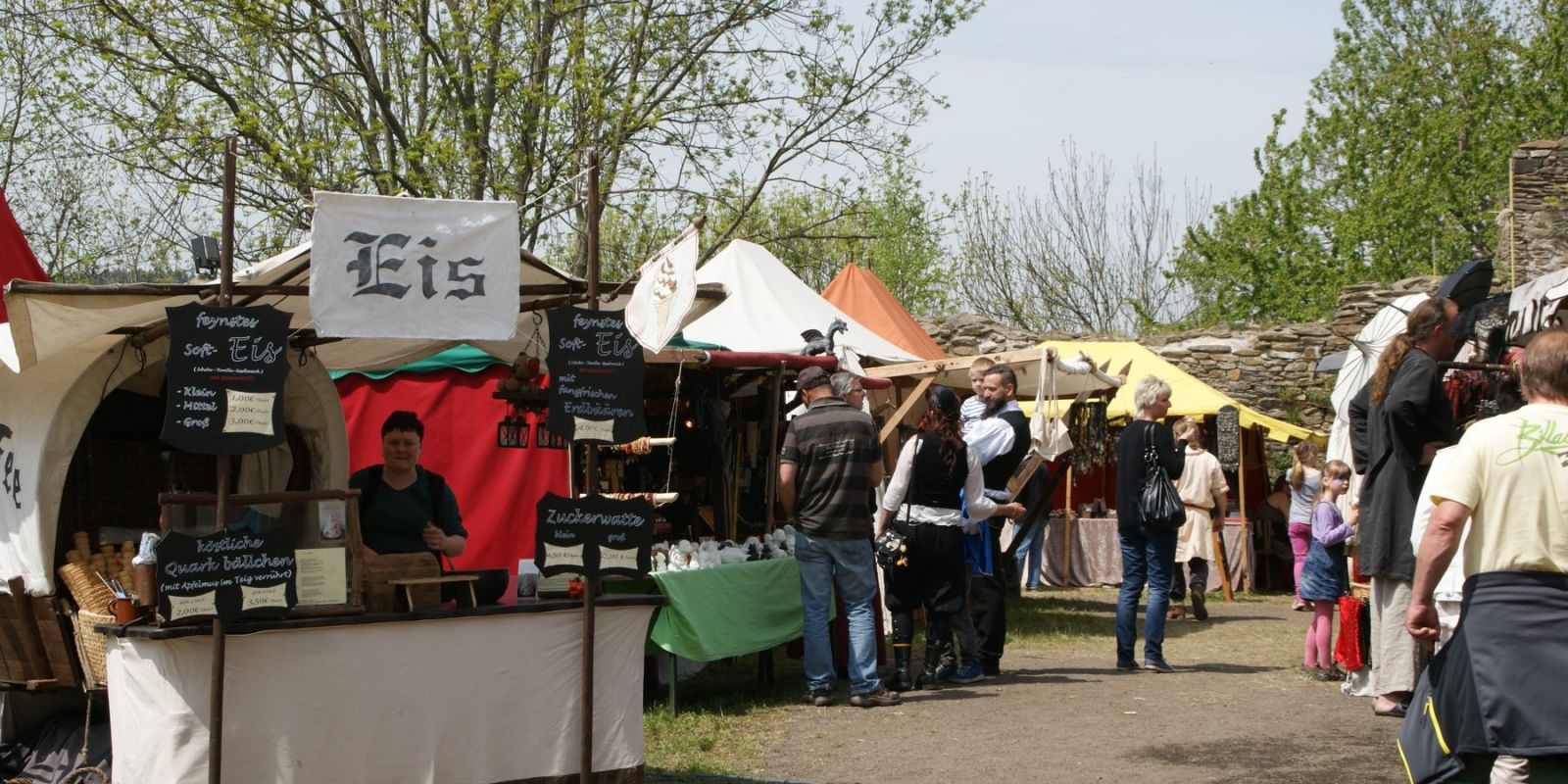 Verschiedene Stï¿½nde laden zum flanieren ein zum Burgfest Wolkenstein