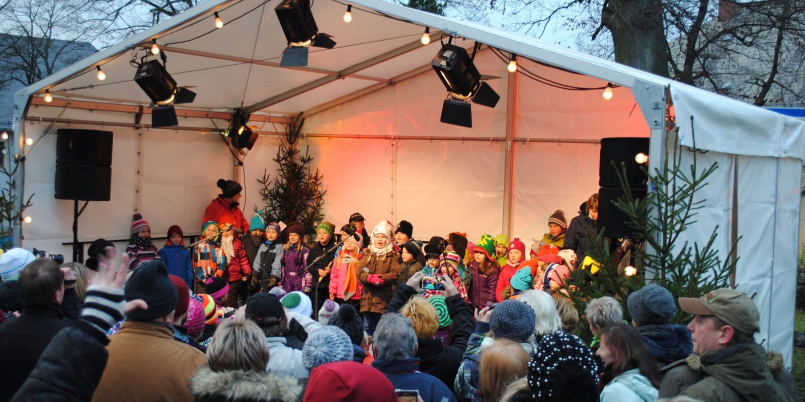 KInderchor auf der Bühne des Weihnachtsmarktes Zöblitz