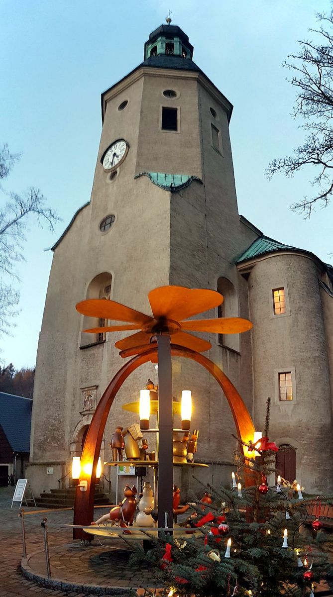 Geisinger Kirche mit Pyramide