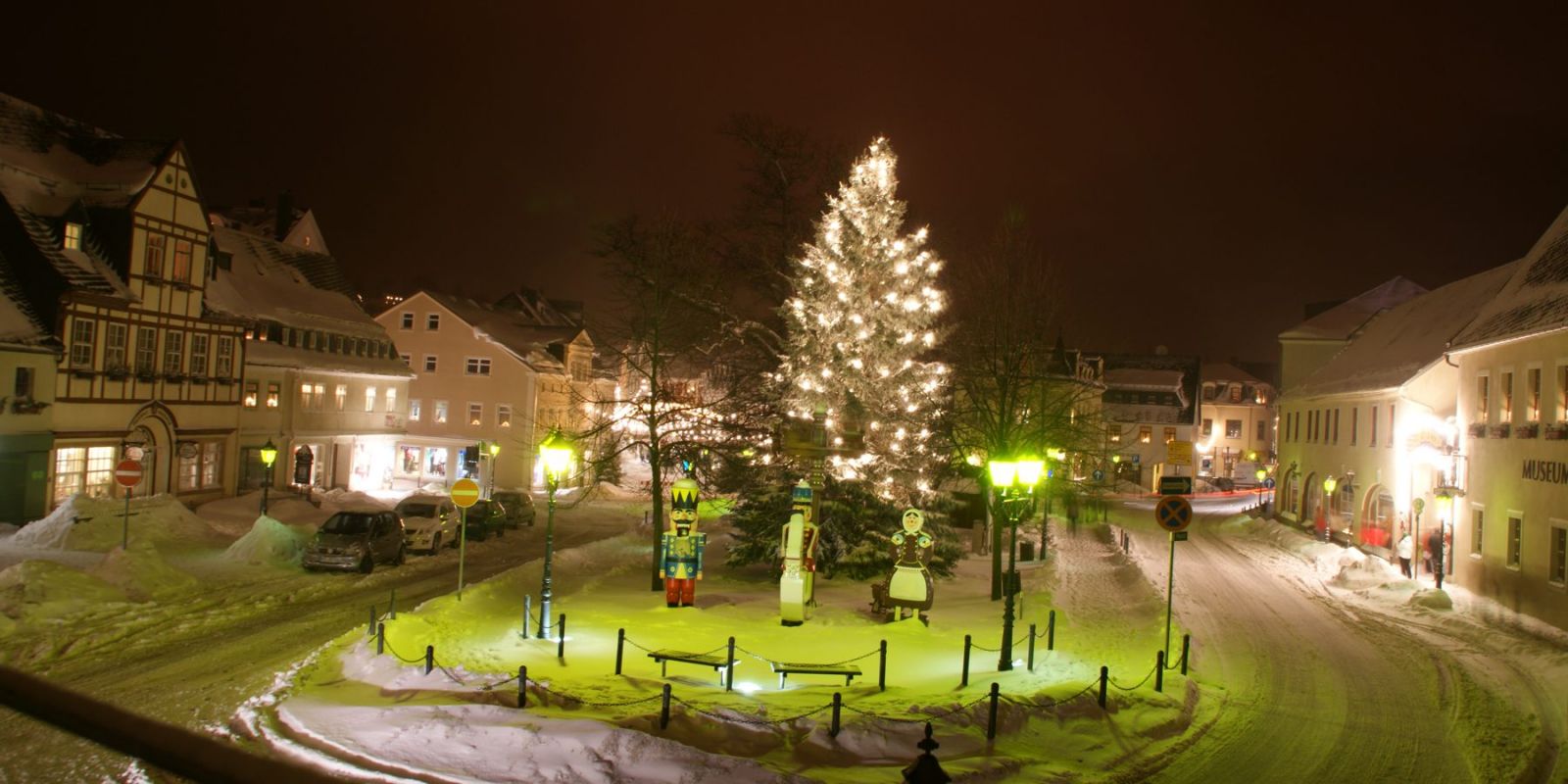 Markt in Olbernhau mit Nussknacker, Reiterlein und Pfefferkuchenfrau