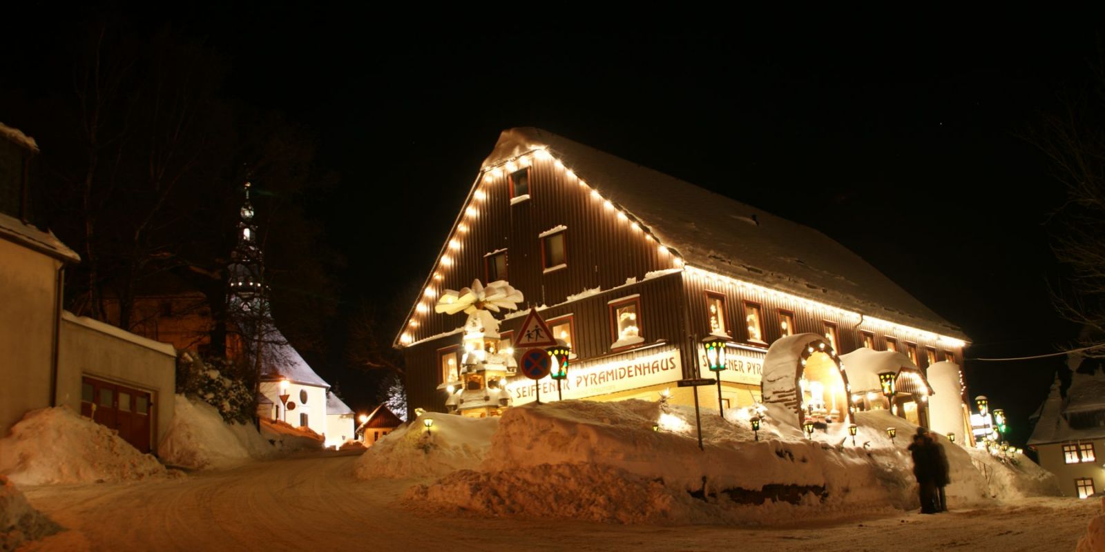 Pyramidenhaus Seiffen in der Weihnachtszeit