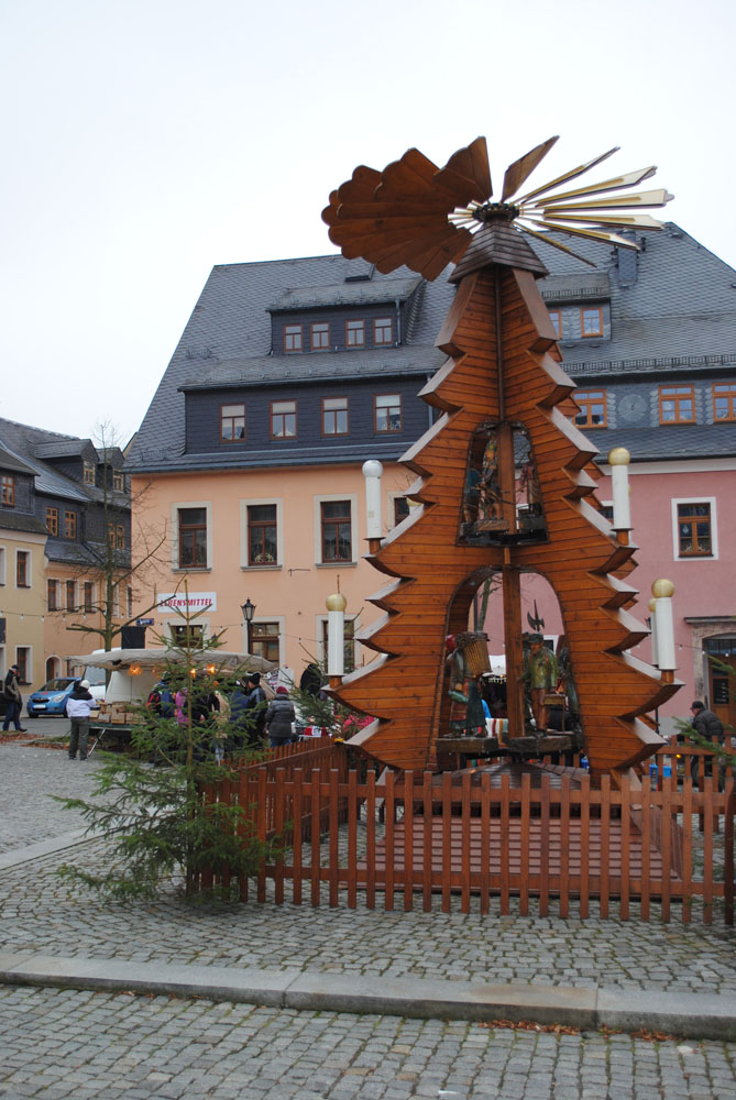 Wolkensteiner Weihnachtsmarkt mit Pyramide