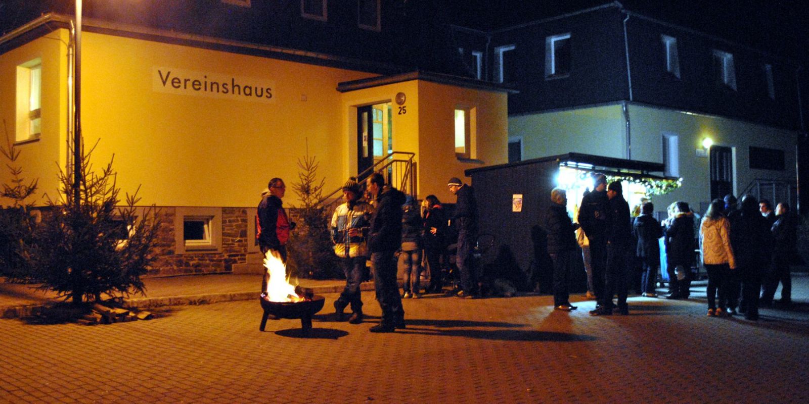 Gemï¿½tliche Stimmung auf dem Weihnachtsmarkt in Niederlauterstein