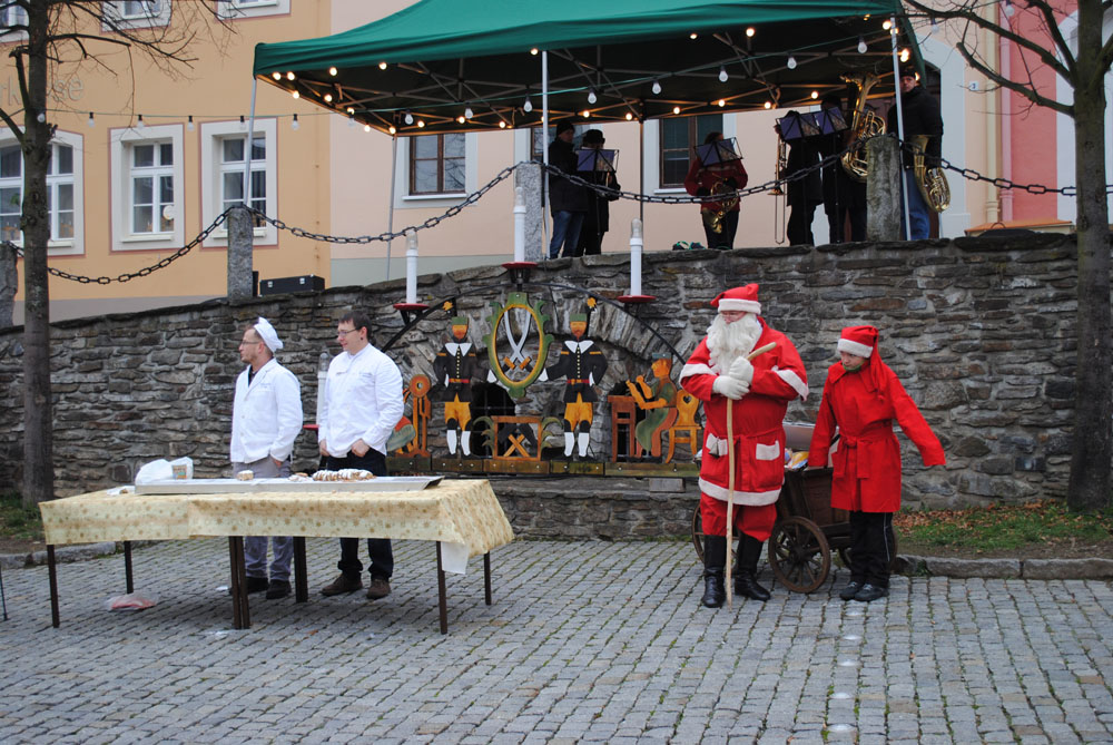 Stollenanschnitt Wolkensteiner Weihnachtsmarkt